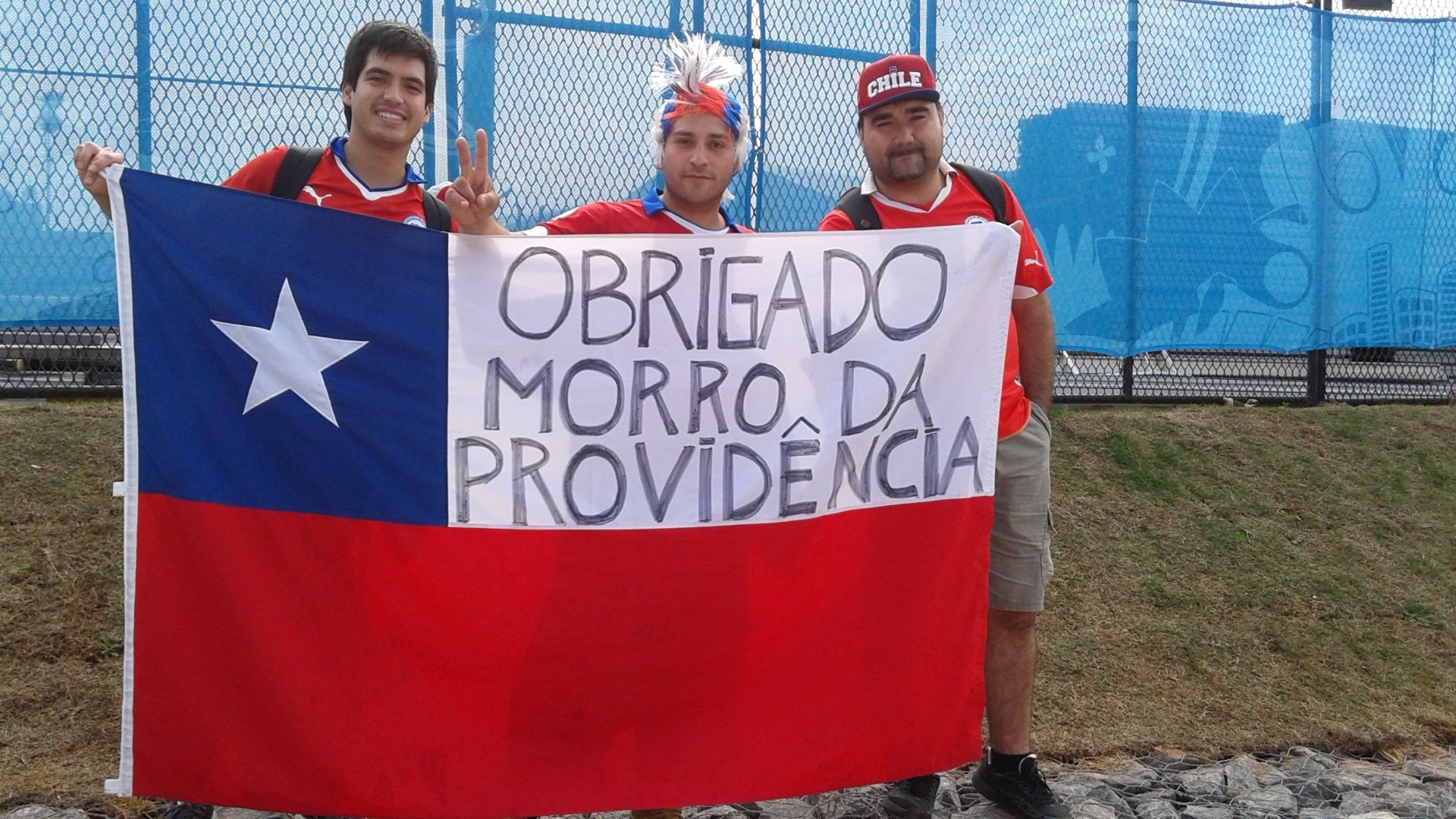 Chilenos exibem bandeira em homenagem ao Morro da Providência antes de entrarem no Itaquerão