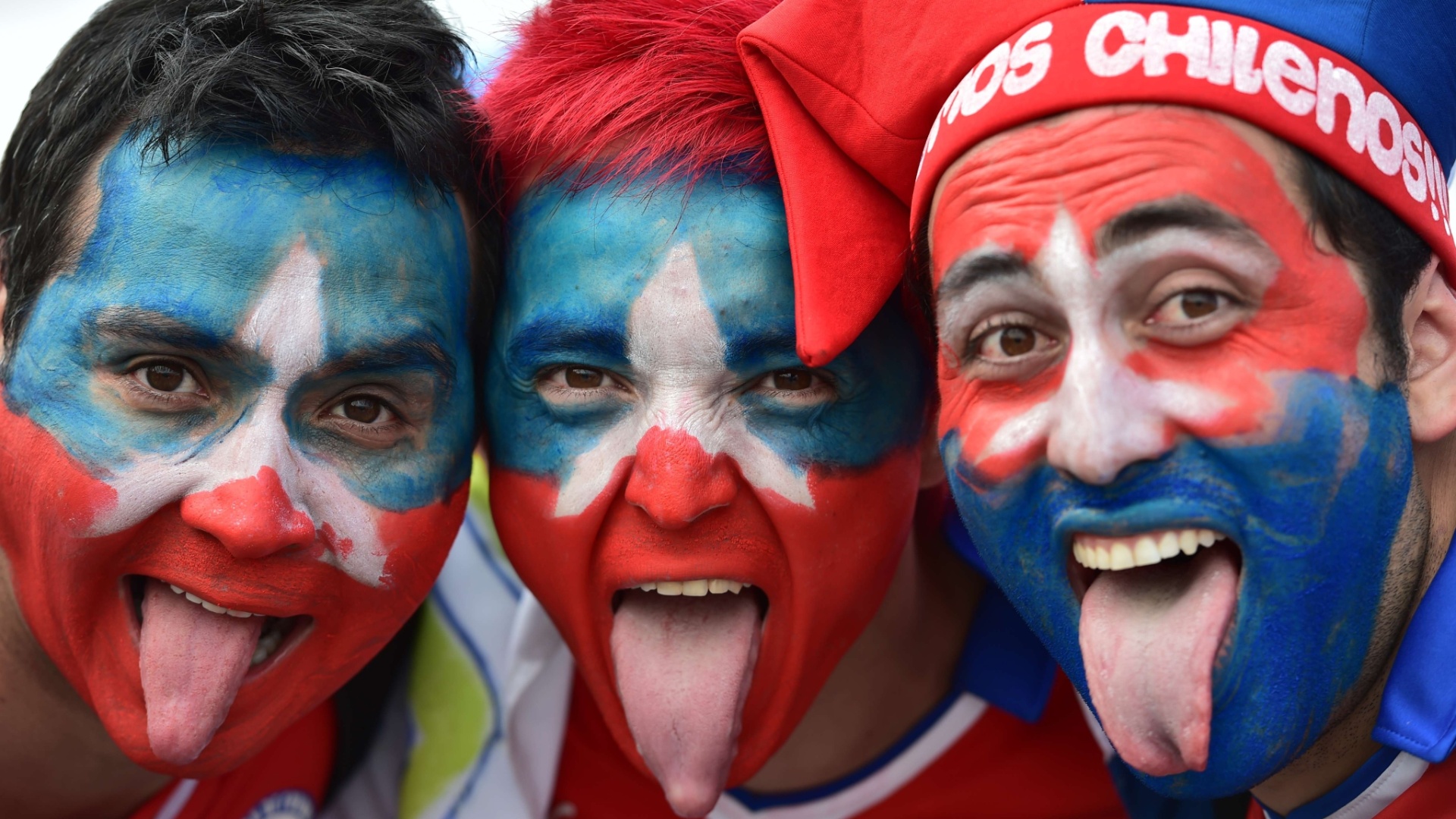 Com rosto pintado, chilenos mostram a língua e esbanjam otimismo antes de jogo contra a Holanda