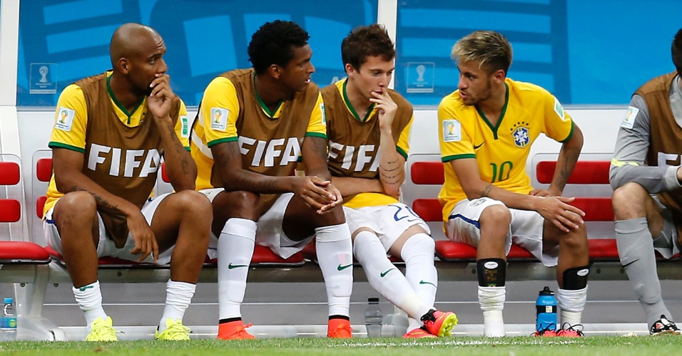 23.jun.2014 - Depois de ser substituído, Neymar conversa com Bernard, Jô e Maicon no banco de reservas da seleção brasileira