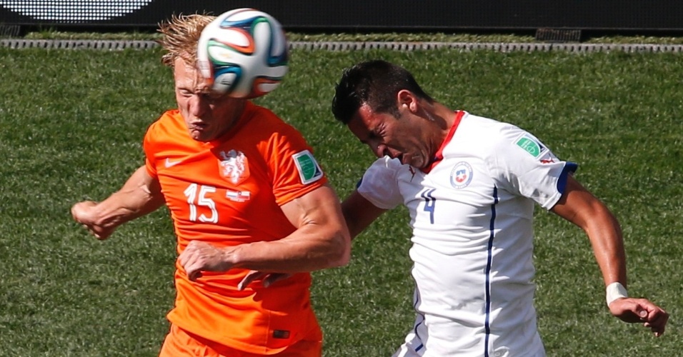 Dirk Kuyt e Mauricio Isla disputam bola de cabeça na partida entre Holanda e Chile