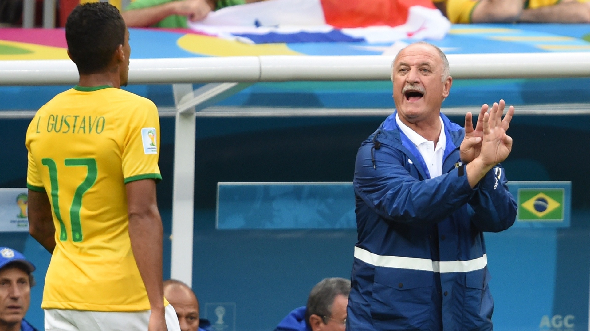 23.jun.2014 - Felipão conversa com Luiz Gustavo na vitória brasileira sobre Camarões por 4 a 1