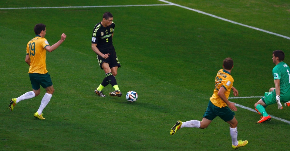 Fernando Torres finaliza para marcar o segundo gol da Espanha contra a Austrália, na Arena da Baixada