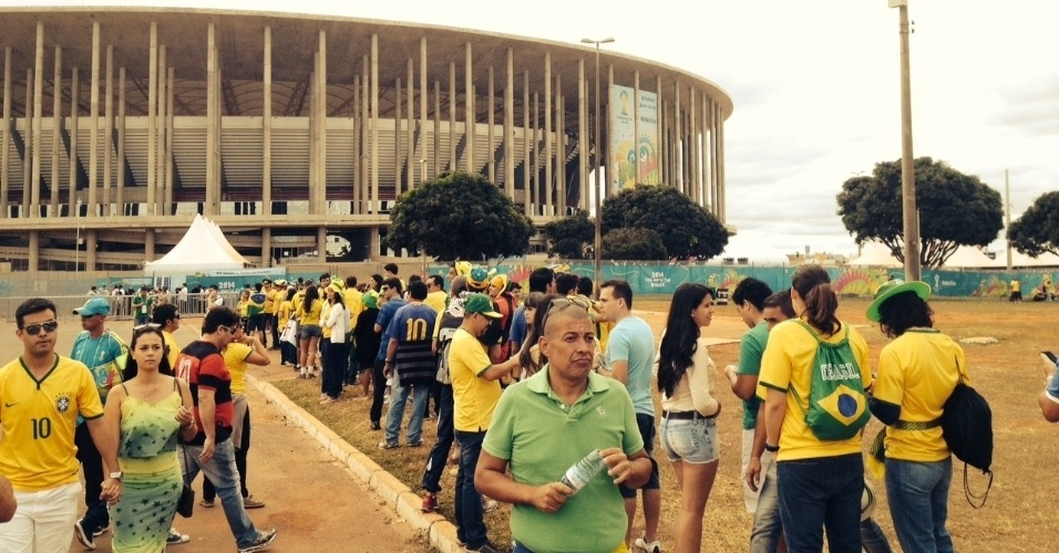 Torcedores fazem fila antes da abertura dos portões no estádio Mané Garrincha