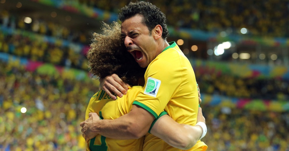 23.jun.2014 - Fred comemora com David Luiz depois de marcar o terceiro gol do Brasil contra Camarões, no Mané Garrincha