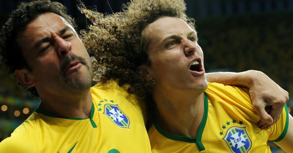 23.jun.2014 - Fred e David Luiz comemoram o terceiro gol do Brasil contra Camarões, no estádio Mané Garrincha