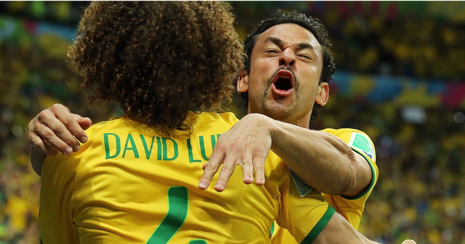 23.jun.2014 - Fred e David Luiz se abraçam para comemorar o gol do atacante na partida entre Camarões e Brasil, no Mané Garrincha