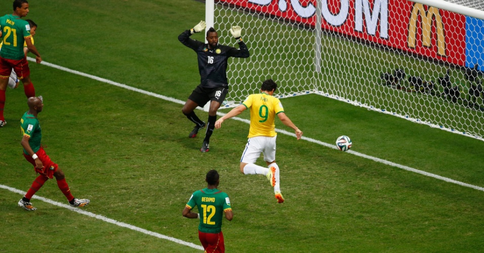 23.jun.2014 - Fred não tem dificuldade para completar de cabeça e marcar seu primeiro gol nesta Copa do Mundo. O Brasil venceu Camarões por 4 a 1