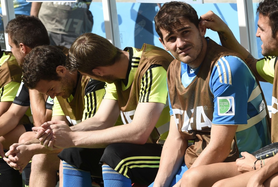 Goleiro Iker Casillas, da Espanha, acompanha do banco de reservas partida contra a Austrália, em Curitiba