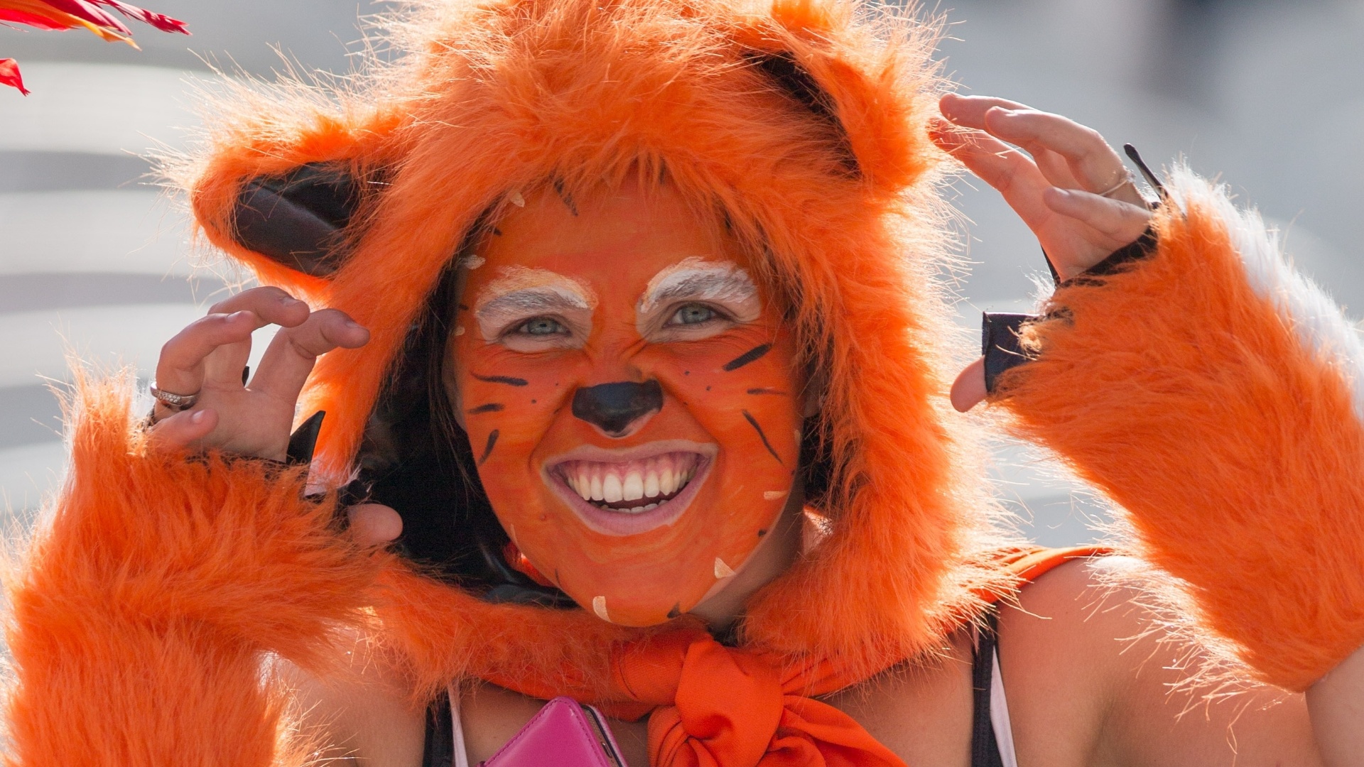 Holandesa vai ao Itaquerão fantasiada de leoa em jogo contra o Chile