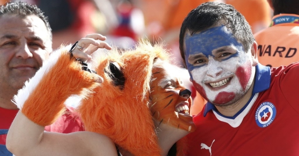 Holandeses e chilenos brincam e trocam provocações antes de partida no Itaquerão