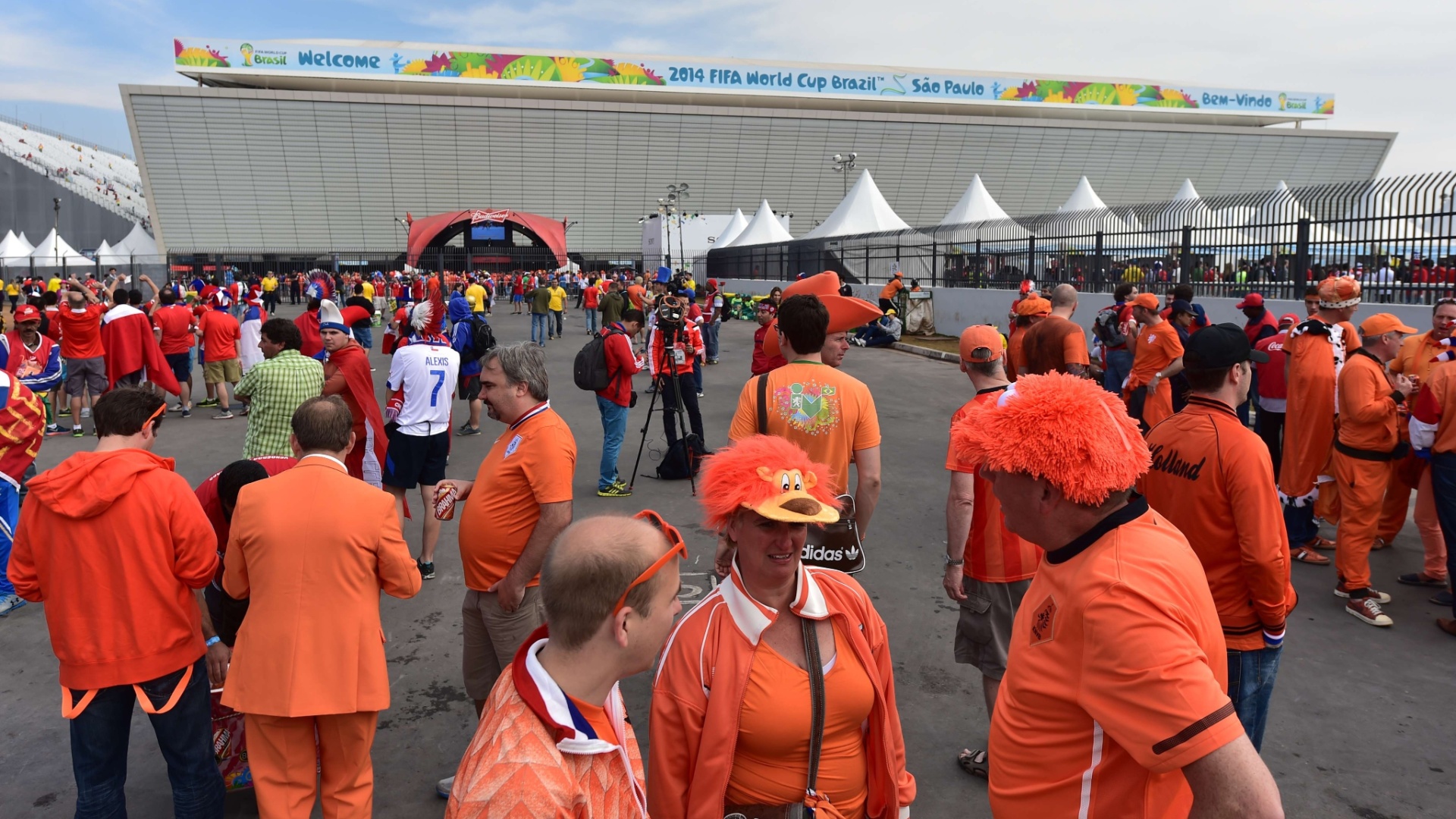 Holandeses e chilenos tomam as imediações do Itaquerão horas antes da partida