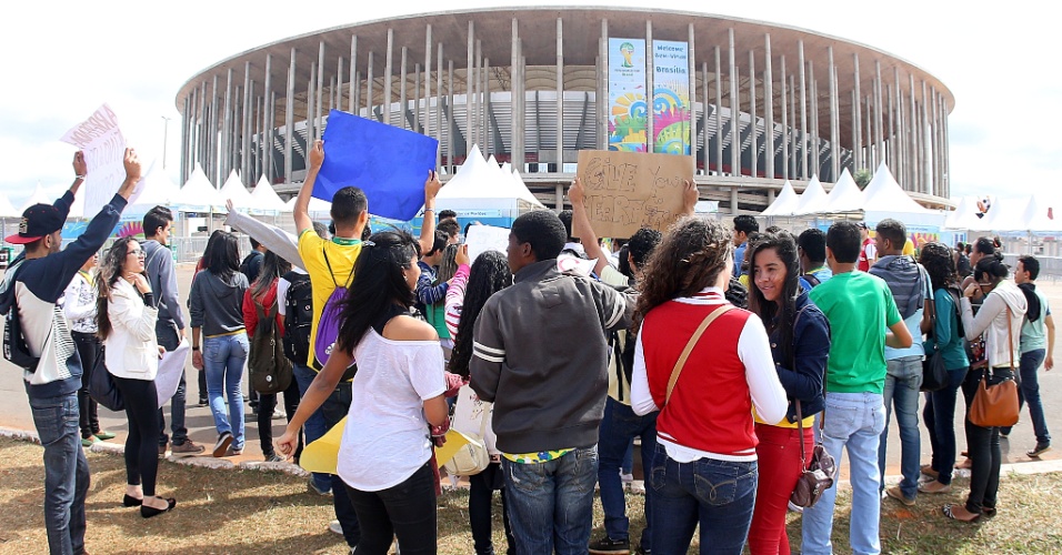 Integrantes da Igreja Batista Internacional fazem ato evangélico em frente ao estádio Mané Garrincha