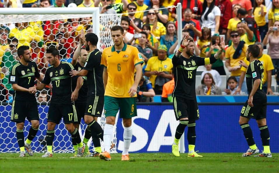 Jogadores da Espanha celebram gol de David Villa contra a Austrália, na Arena da Baixada