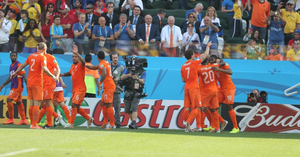 Jogadores da Holanda comemoram gol marcado por Leroy Fer contra o Chile