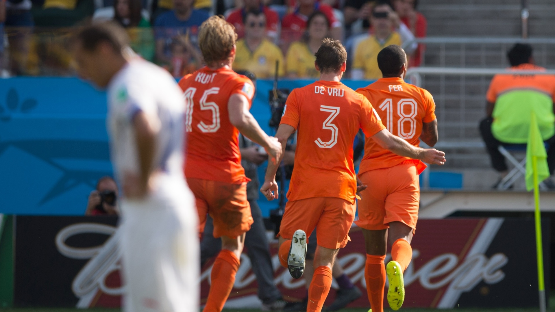 Jogadores da Holanda comemoram gol marcado por Leroy Fer contra o Chile