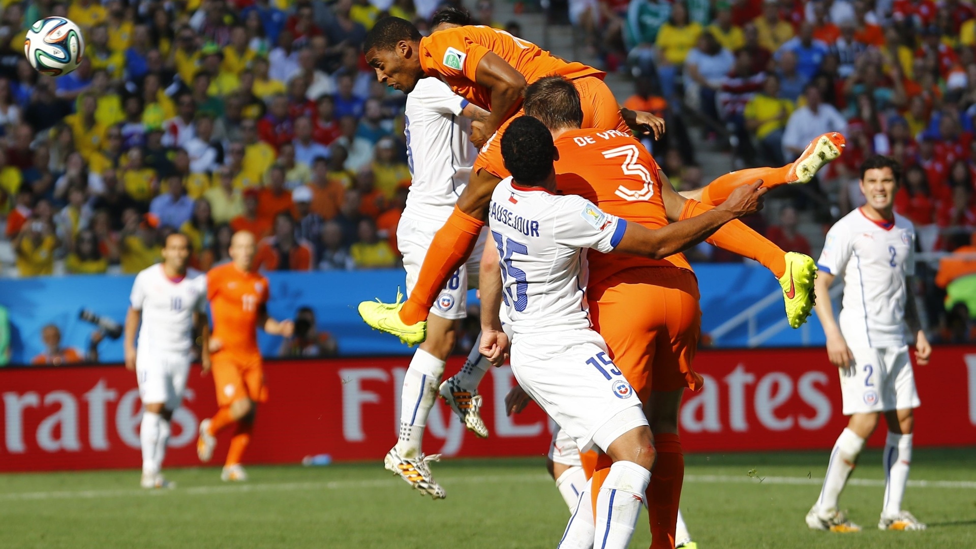 Leroy Fer sobe para cabecear a bola e abre o placar para a Holanda contra o Chile
