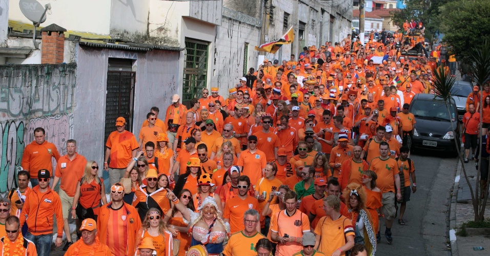 'Mar laranja'. Holandeses a caminho do Itaquerão para a partida contra o Chile