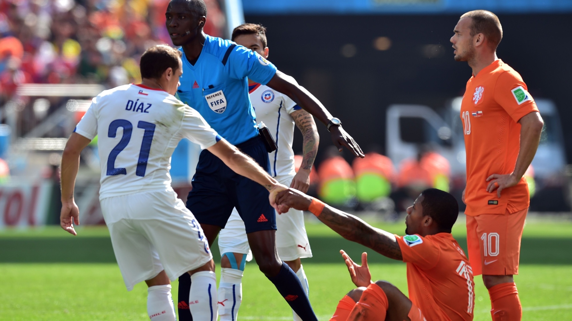 Marcelo Diaz dá a mão para Jeremain Lens após lance da partida entre Holanda e Chile