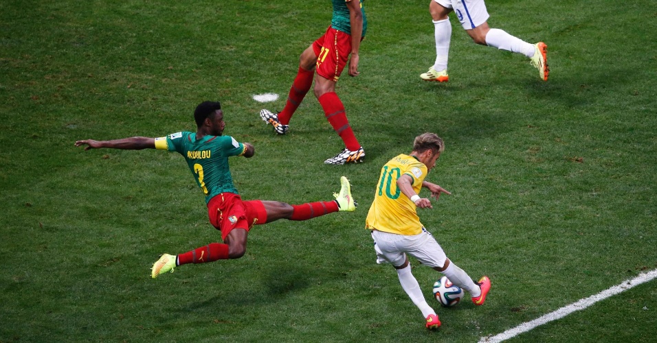 23.jun.2014 - Mesmo marcado, Neymar finaliza e marca para o Brasil contra Camarões no Mané Garrincha