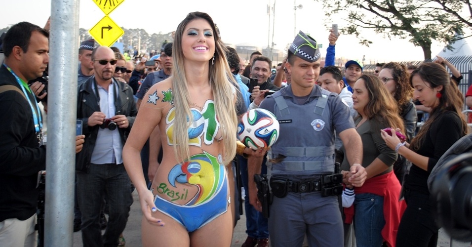 Modelos com corpo pintado chamam a atenção no Itaquerão, antes de Holanda x Chile, e acabam movimentando até a polícia no entorno do estádio