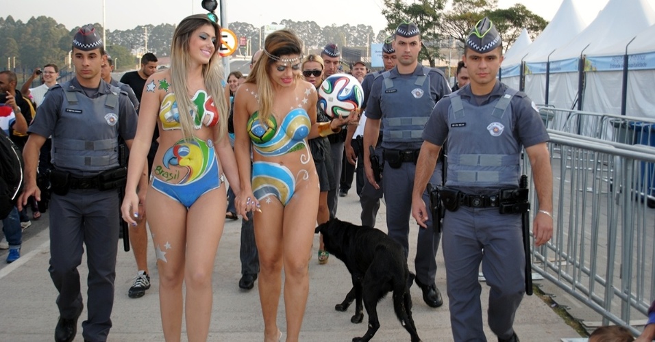 Modelos com corpo pintado chamam a atenção no Itaquerão, antes de Holanda x Chile, e acabam movimentando até a polícia no entorno do estádio