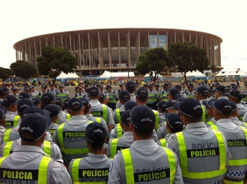 'Multidão' de policiais se reúnem no estádio Mané Garricha para fazer a segurança do local durante a partida entre Brasil e Camarões, nesta segunda-feira