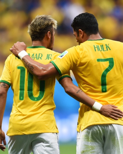 23.jun.2014 - Neymar comemora com Hulk na vitória do Brasil sobre Camarões por 4 a 1