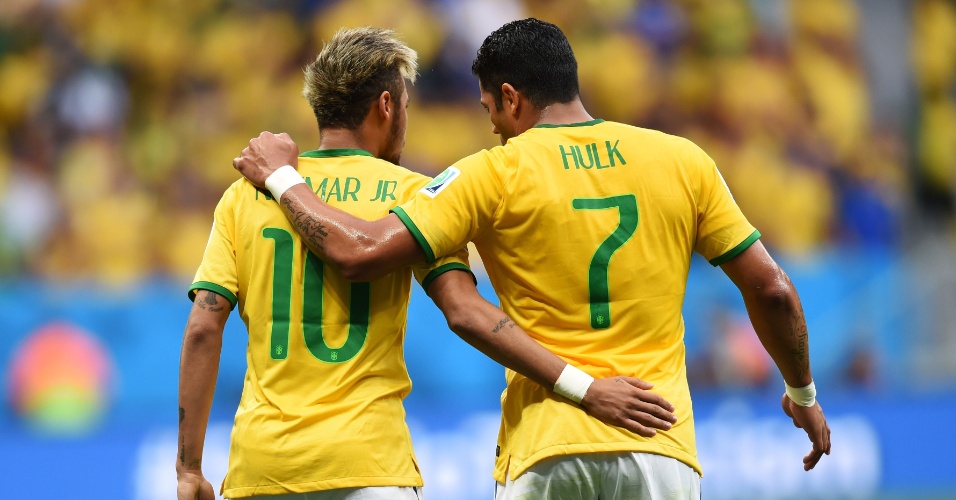23.jun.2014 - Neymar comemora com Hulk na vitória do Brasil sobre Camarões por 4 a 1