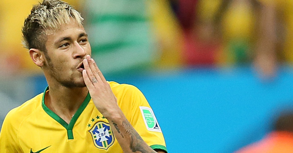 23.jun.2014 - Neymar comemora no Mané Garrincha após abrir o placar para o Brasil contra Camarões