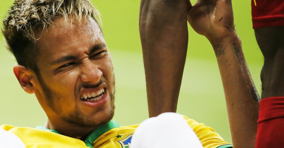 23.jun.2014 - Neymar fica caído no gramado e não esconde o sentimento de dor no jogo do Brasil contra Camarões, no Mané Garrincha