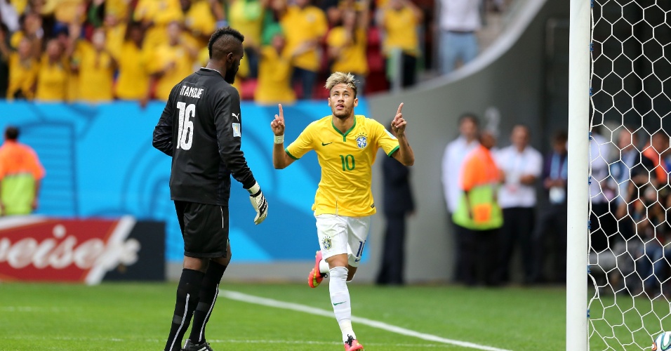23.jun.2014 - Neymar sai para comemorar o primeiro gol do Brasil contra Camarões no Mané Garrincha