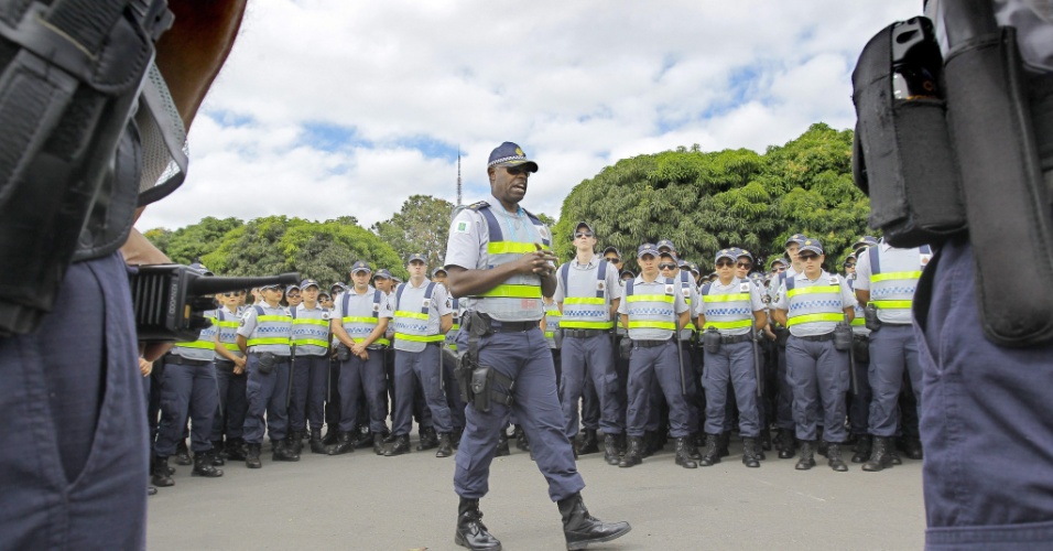 Policial discursa para companheiros em preparação para a segurança do jogo Brasil x Camarões
