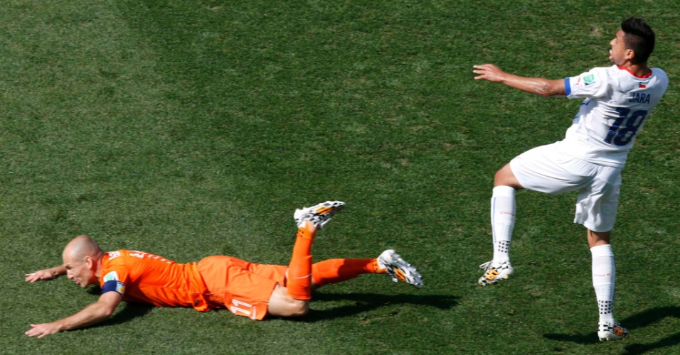 Robben fica no chão após disputar lance com Gonzalo Jara na partida entre Holanda e Chile