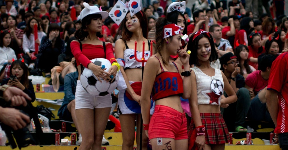 Sul-coreanas fazem festa pela seleção contra a Argélia