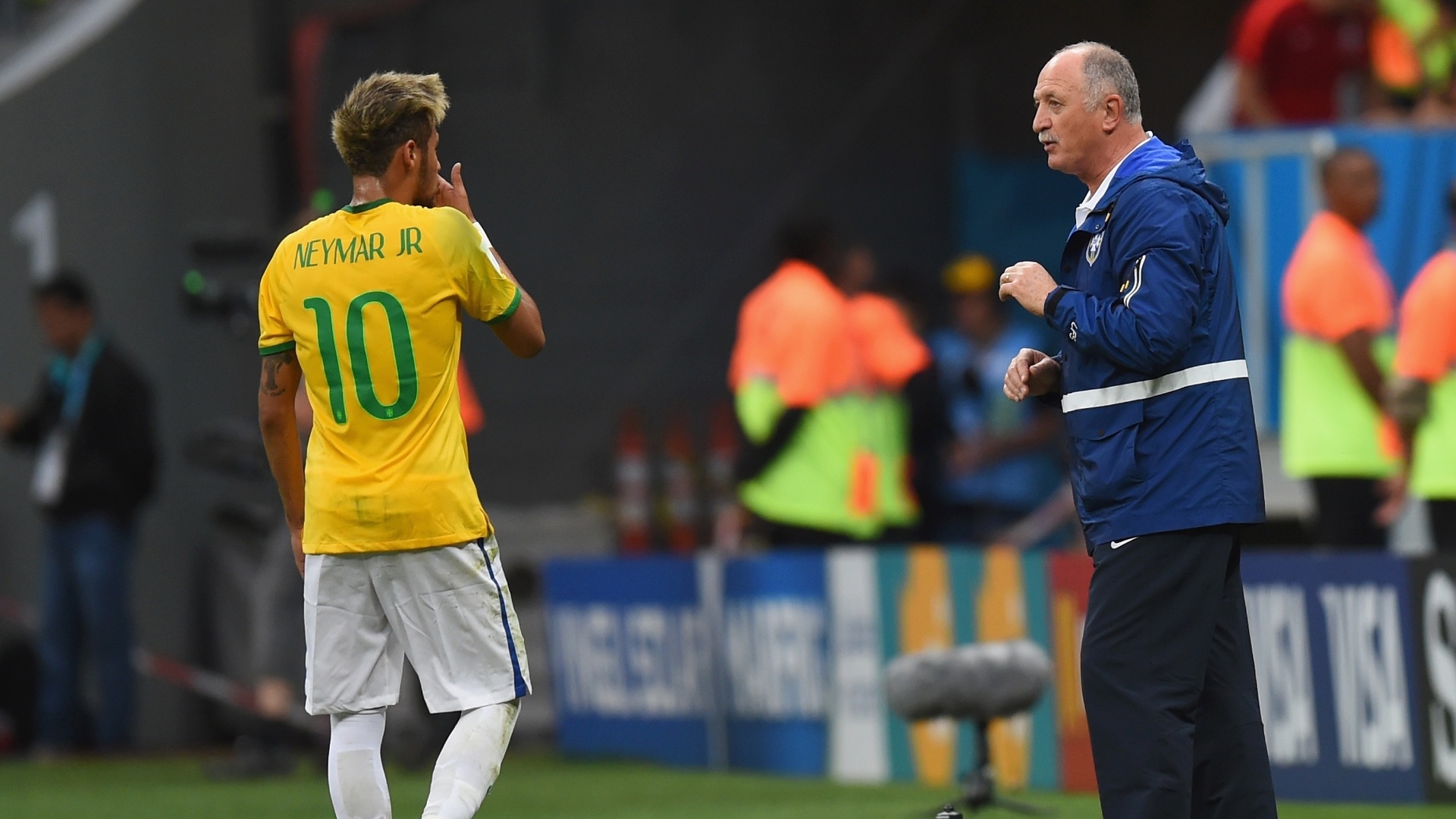 23.jun.2014 - Técnico Luiz Felipe Scolari conversa com Neymar durante a partida contra Camarões. Os brasileiros venceram por 4 a 1 no Mané Garrincha