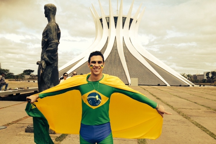Torcedor brasileiro se proclama "Supermano" e faz turismo e "fezinha" na catedral antes de ver Brasil x México