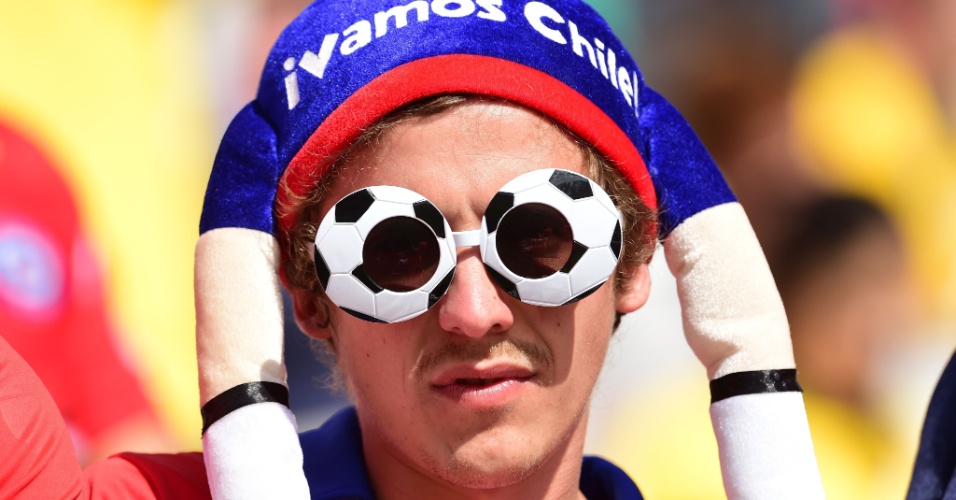 Torcedor chileno adota fantasia para torcer no Itaquerão em jogo contra a Holanda