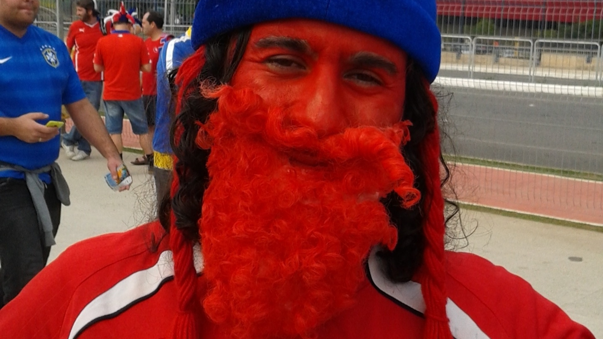 Torcedor chileno exibe rosto e barba pintados para partida contra Holanda