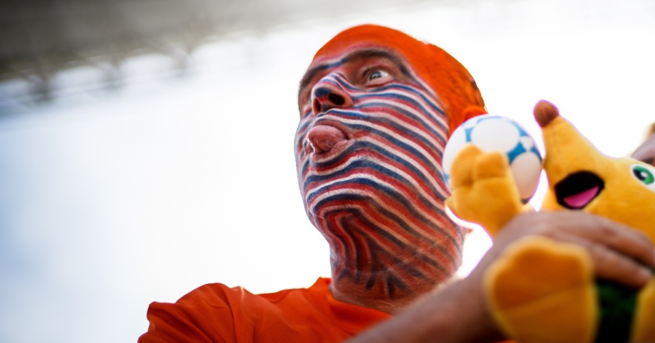 Torcedor da Holanda pinta toda a cabeça para assistir à partida contra o Chile, no Itaquerão