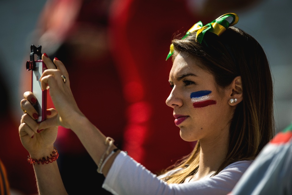 Torcedora apoia a Holanda para o duelo com o Chile, no Itaquerão