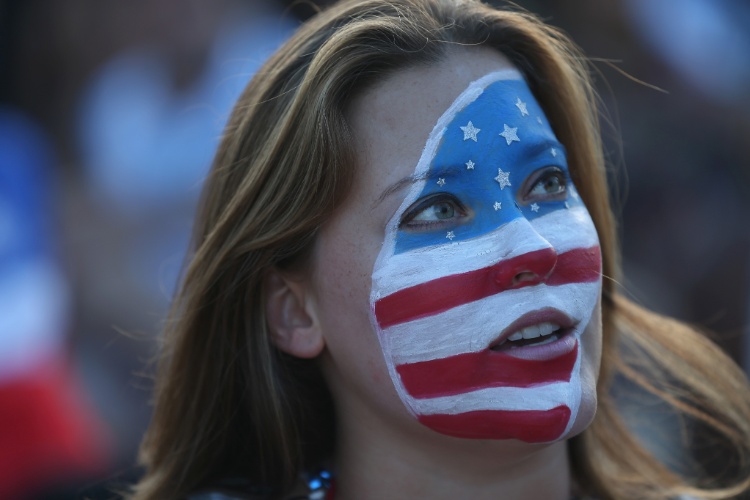 Torcedora dos EUA pinta o rosto para torcer na partida contra Portugal