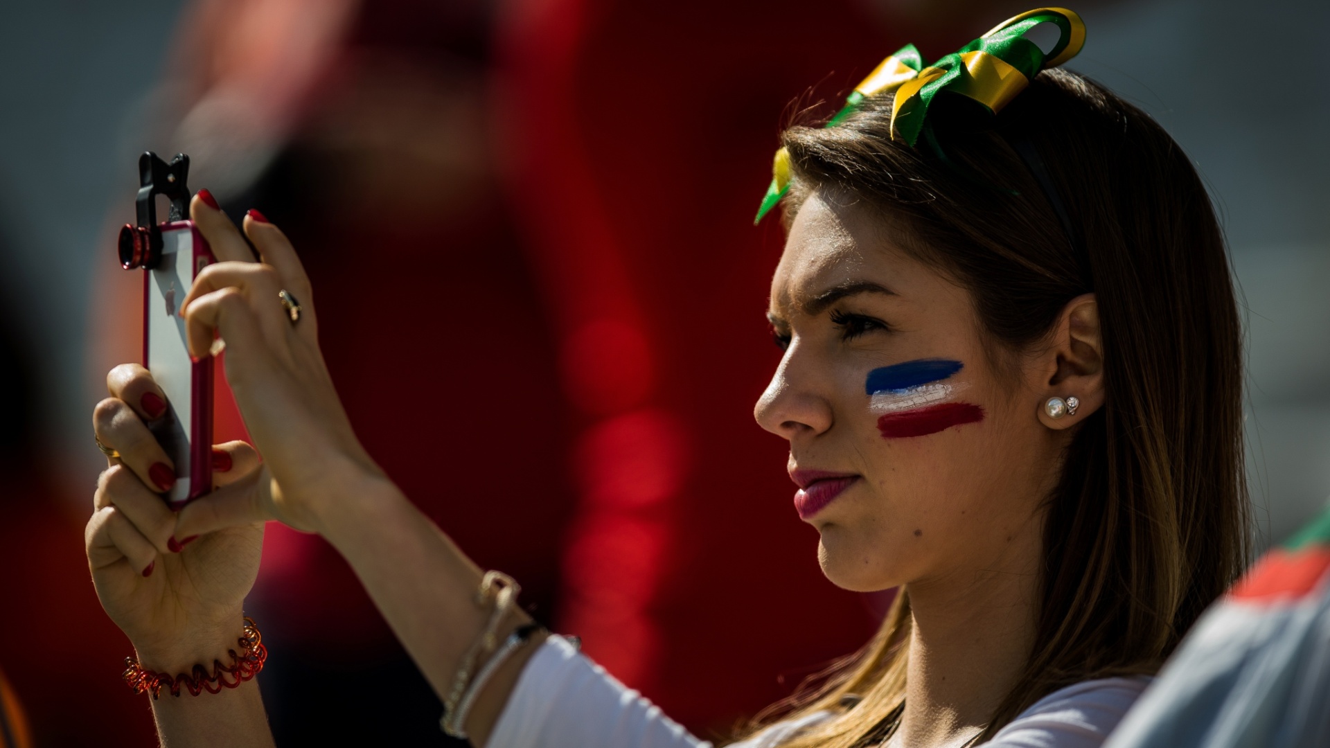 Torcedora holandesa tira fotos antes da partida contra o Chile no Itaquerão