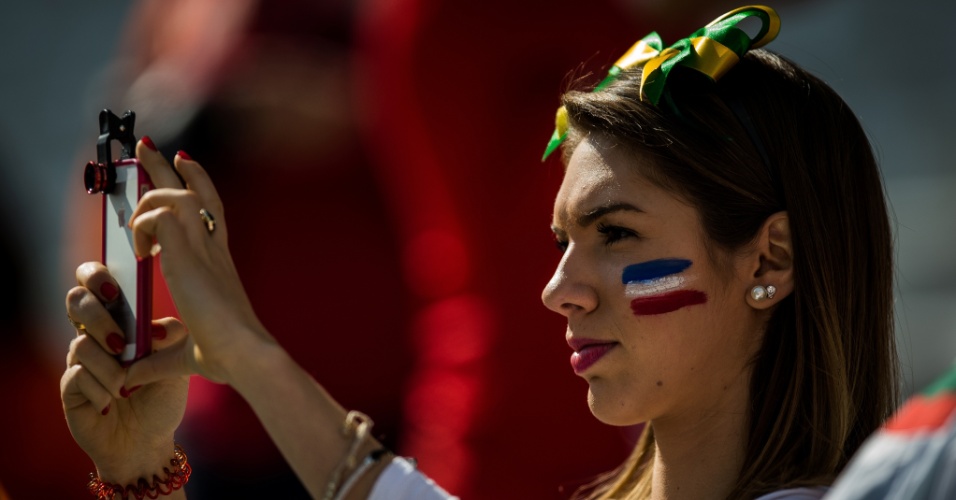 Torcedora holandesa tira fotos antes da partida contra o Chile no Itaquerão