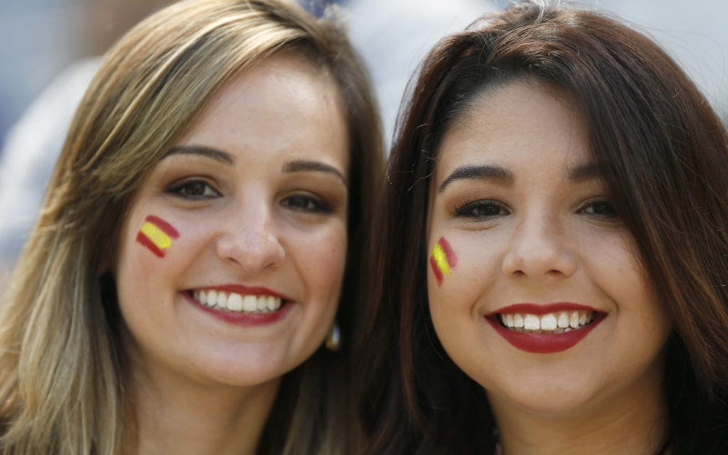 Torcedoras não desanimam com a Espanha e pintam o rosto para o último jogo da campeã de 2010