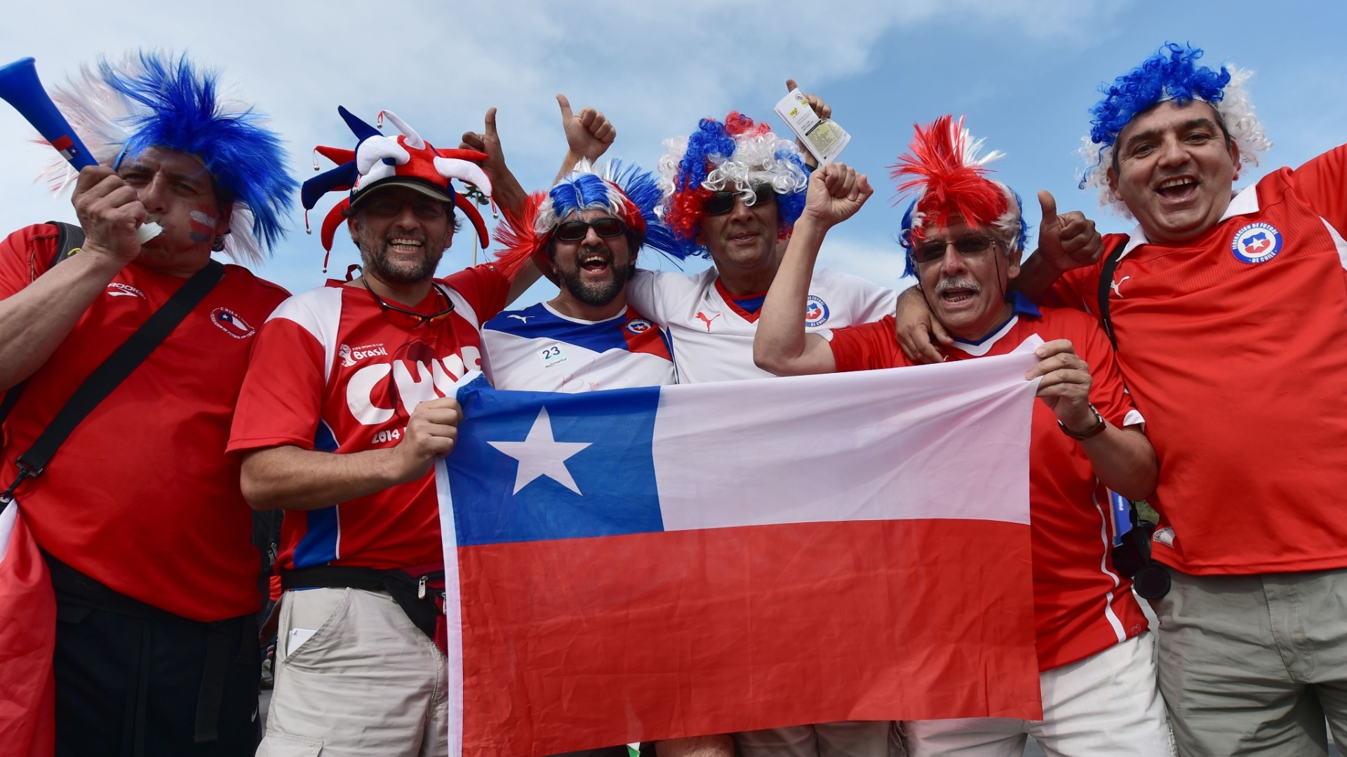 Torcedores chilenos vão chegando ao Itaquerão e mostram confiança