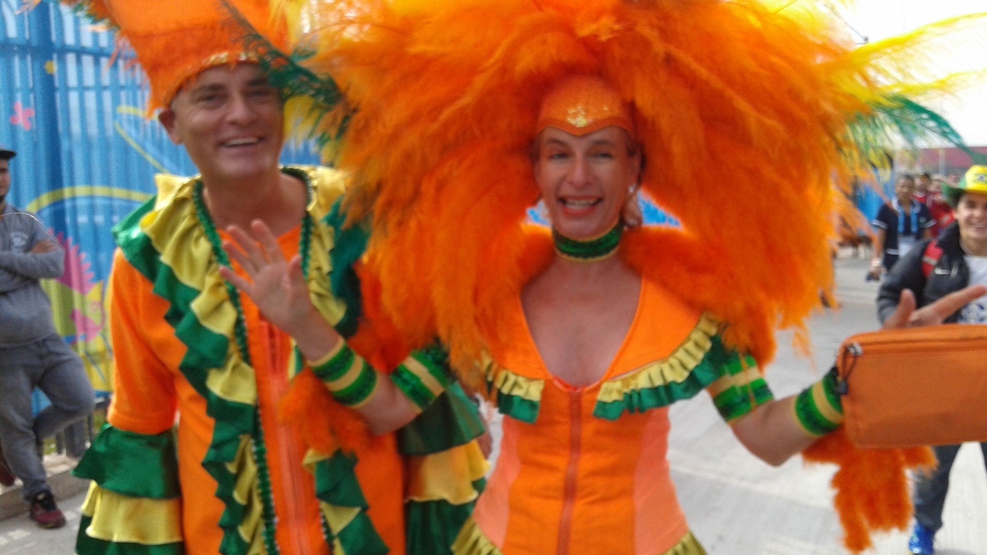 Torcedores da Holanda entram no clima do Brasil com fantasia carnavalesca