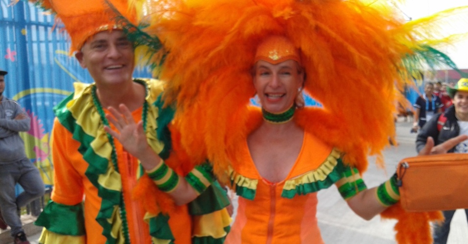 Torcedores da Holanda entram no clima do Brasil com fantasia carnavalesca