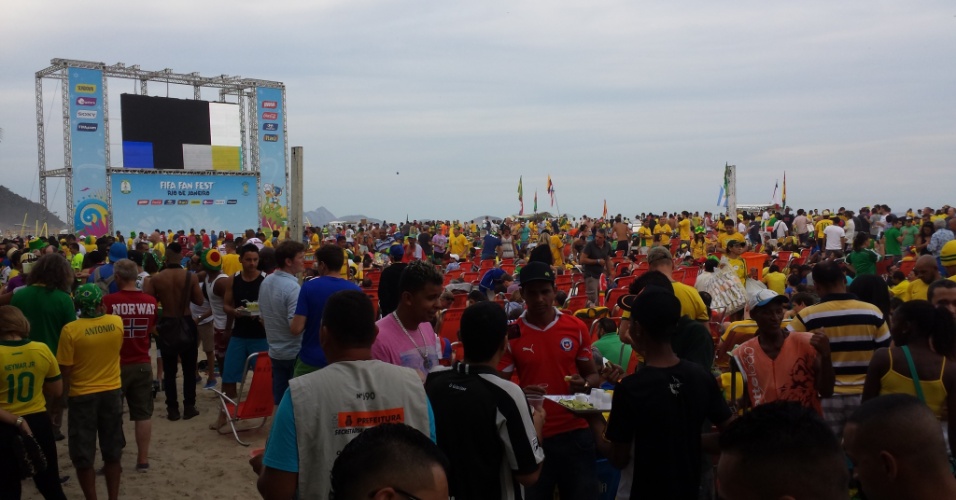 Torcedores do Brasil foram em peso à Fan Fest em Copacabana para acompanhar o jogo da seleção brasileira no telão