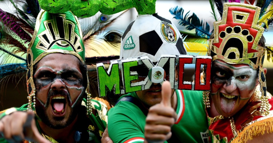 Torcedores do México capricham na fantasia para acompanhar o decisivo jogo contra a Croácia, na Arena Pernambuco