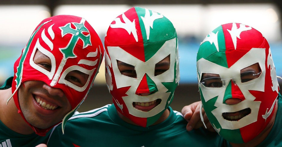 Torcedores do México capricham na fantasia para acompanhar o decisivo jogo contra a Croácia, na Arena Pernambuco